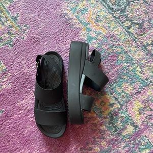 WOMEN’S CROCS BROOKLYN LOW WEDGE
